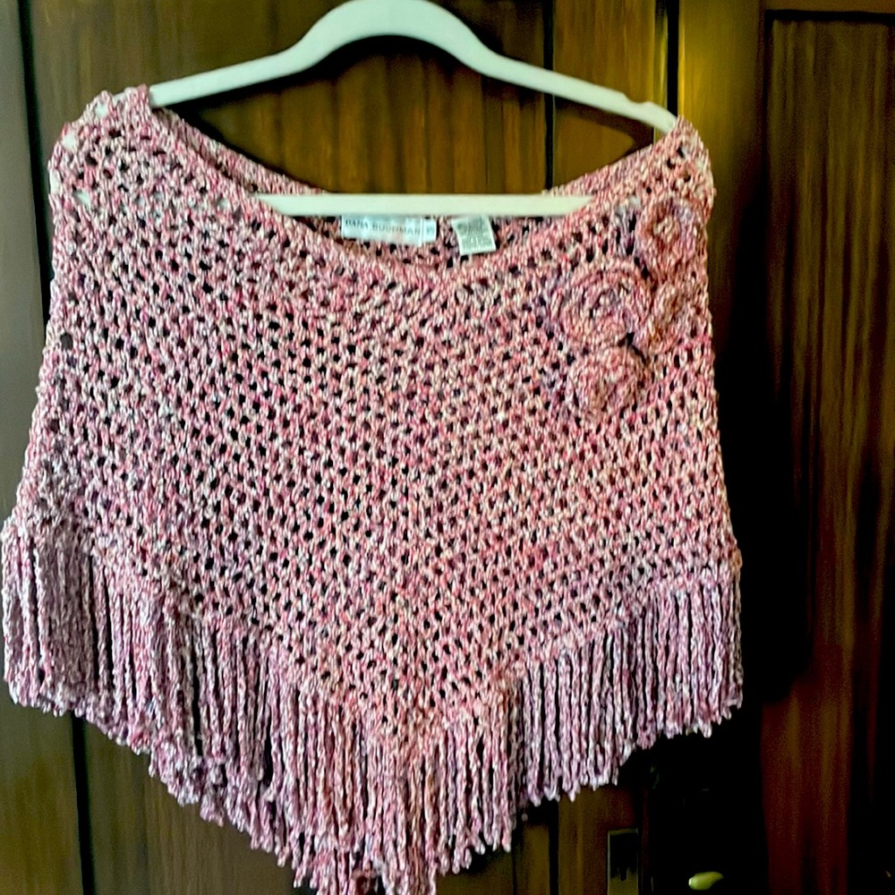 Dana Buchman shaw -one size- pretty pink with small flower accents🌸🌺